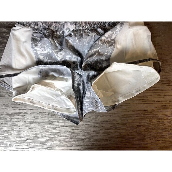 Lululemon Mesh Up Shorts Fleur Sombre White/Silver Size 6 New 2.5" Inseam - Picture 6 of 7